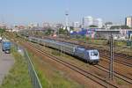 Die 370 007 mit dem Berlin-Warszawa-Express EC 43 nach Warszawa in Berlin Warschauer Stra�e am 24,07,12